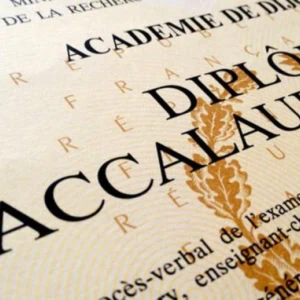 Diplôme de baccalauréat français sur papier officiel avec ornement doré.