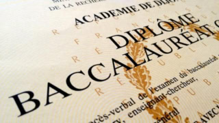 Diplôme de baccalauréat français sur papier officiel avec ornement doré.