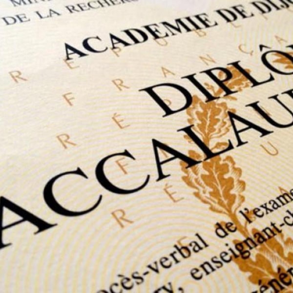 Diplôme de baccalauréat français sur papier officiel avec ornement doré.