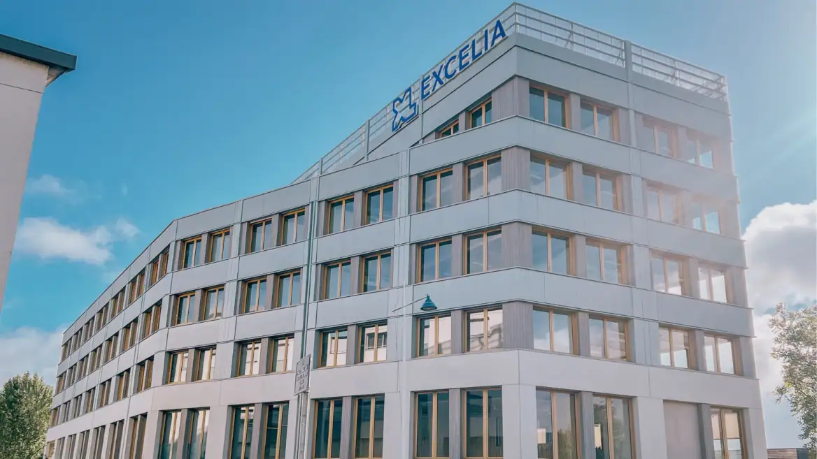 Bâtiment moderne EXCELIA, façade contemporaine à fenêtres régulières sous ciel bleu.