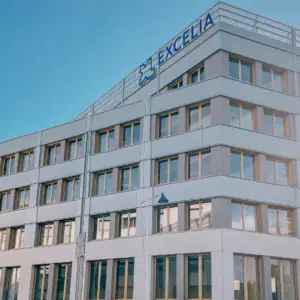 Bâtiment moderne EXCELIA, façade contemporaine à fenêtres régulières sous ciel bleu.