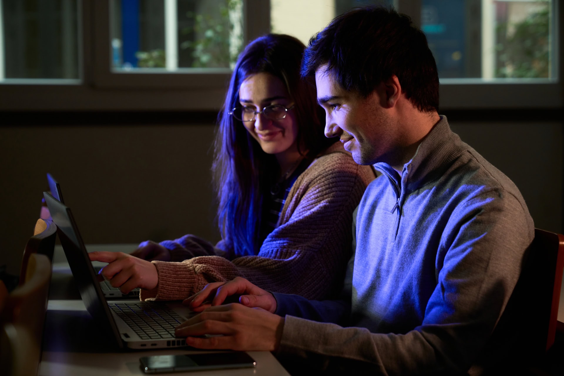 Étudiants en collaboration sur ordinateurs portables au CAMPUS ESGI, ambiance étude technologique.