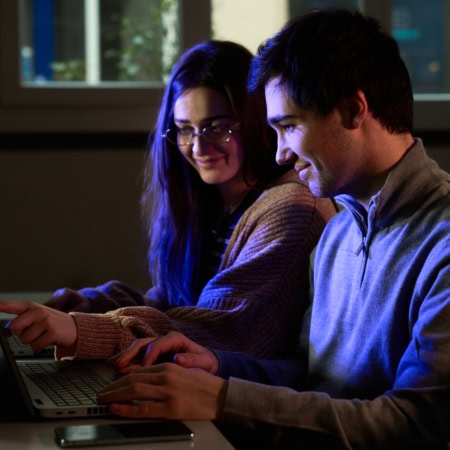 Étudiants en collaboration sur ordinateurs portables au CAMPUS ESGI, ambiance étude technologique.