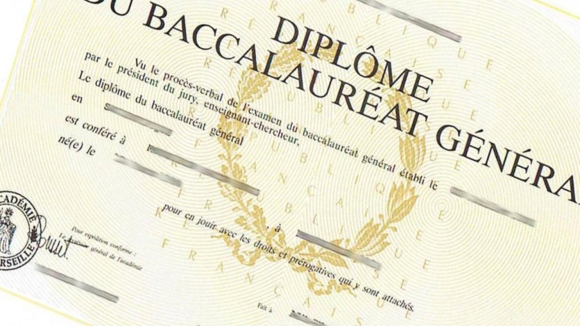 Diplôme de baccalauréat général français officiel, certificat avec laurier doré et sceau.