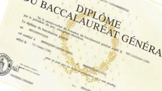 Diplôme de baccalauréat général français officiel, certificat avec laurier doré et sceau.