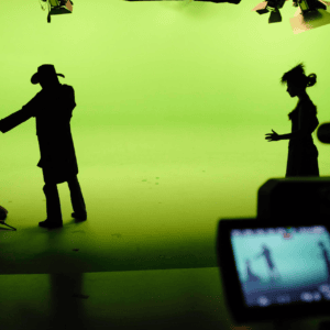 Plateau écran vert avec silhouettes dramatiques en costume, fusil et femme en robe.