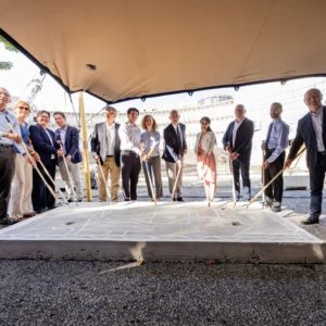 Cérémonie pose de la première pierre EDHEC : dirigeants et invités sur chantier.