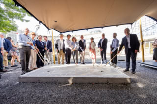 Cérémonie pose de la première pierre EDHEC : dirigeants et invités sur chantier.