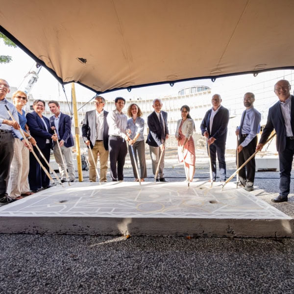 Cérémonie pose de la première pierre EDHEC : dirigeants et invités sur chantier.