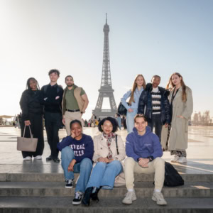 Groupe damis assis devant la Tour Eiffel à Paris, photo de voyage matinale.