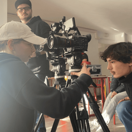 Équipe de tournage ajustant une caméra Sony 4K sur trépied Sachtler.