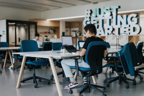 ESSEC Campus 2025 : étudiant en coworking dans espace détude moderne et lumineux.