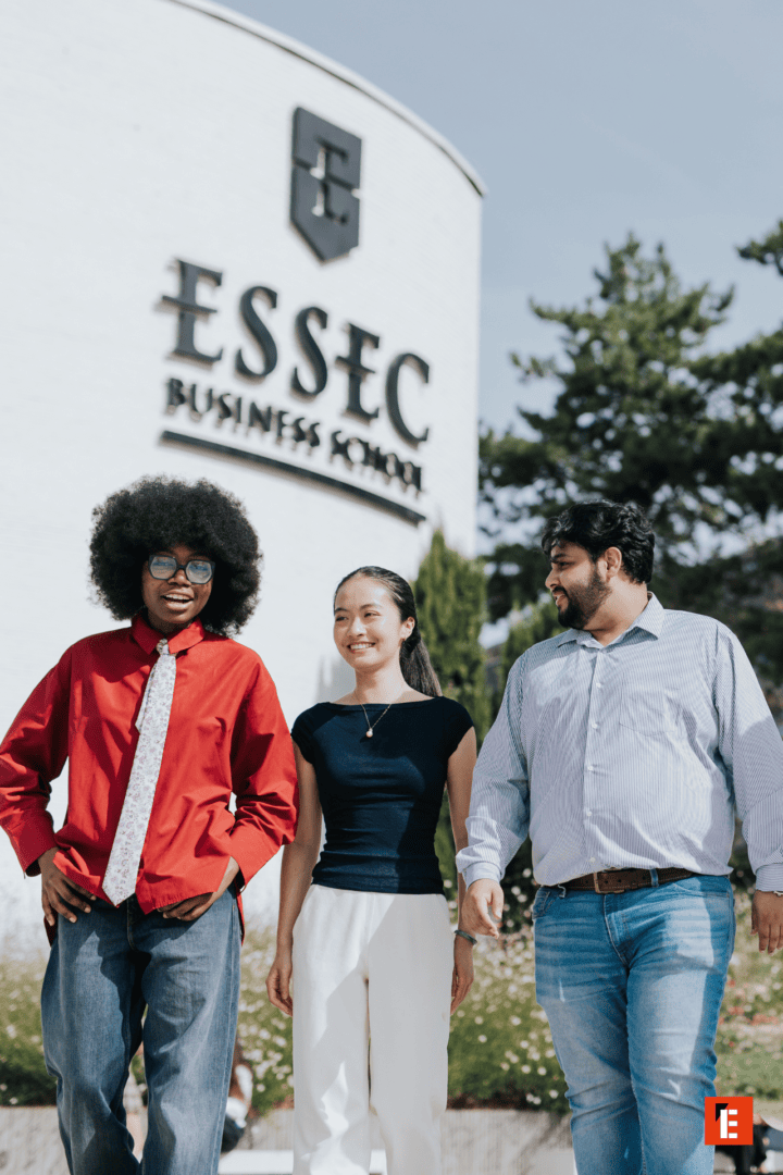 Étudiants ESSEC devant bâtiment du campus, ambiance conviviale et professionnelle.