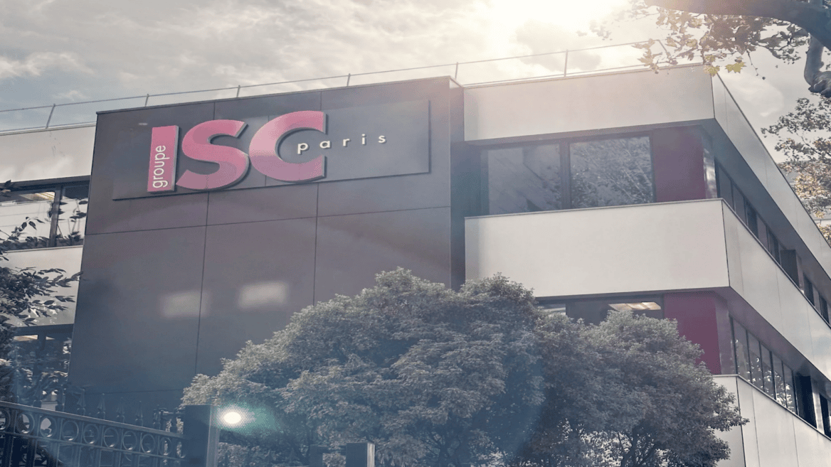 Façade moderne du bâtiment ISC Paris avec logo magenta sur panneaux sombres.