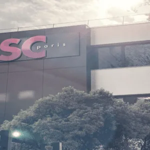 Façade moderne du bâtiment ISC Paris avec logo magenta sur panneaux sombres.