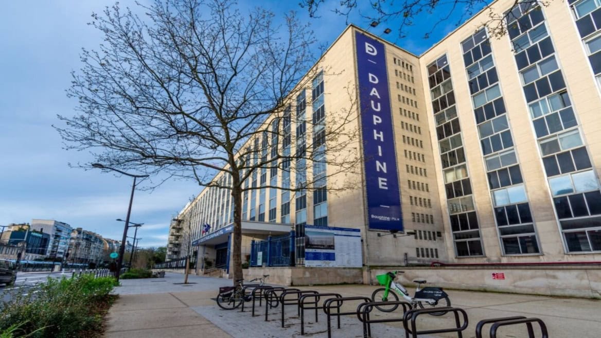 Façade de luniversité Dauphine, rue calme, vélos et ciel bleu.
