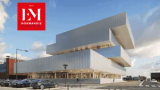 Façade du campus EM Normandie, école de commerce moderne à volumes empilés.