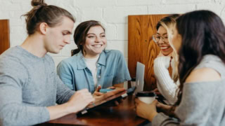 Groupe détudiants au café, travail collaboratif avec ordinateur et tablette.