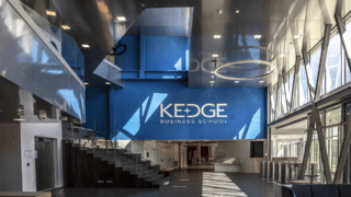 Hall daccueil lumineux de lécole de commerce KEDGE, mur bleu et architecture moderne.