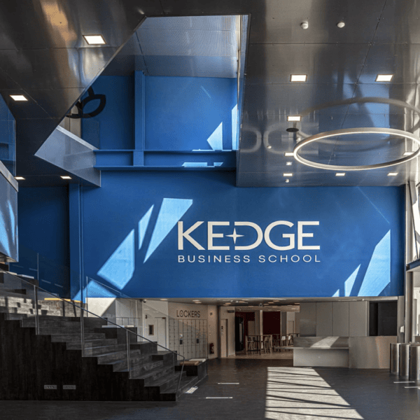 Hall daccueil lumineux de lécole de commerce KEDGE, mur bleu et architecture moderne.