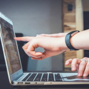 Mains pointant écran dordinateur portable, collaboration et travail sur clavier.