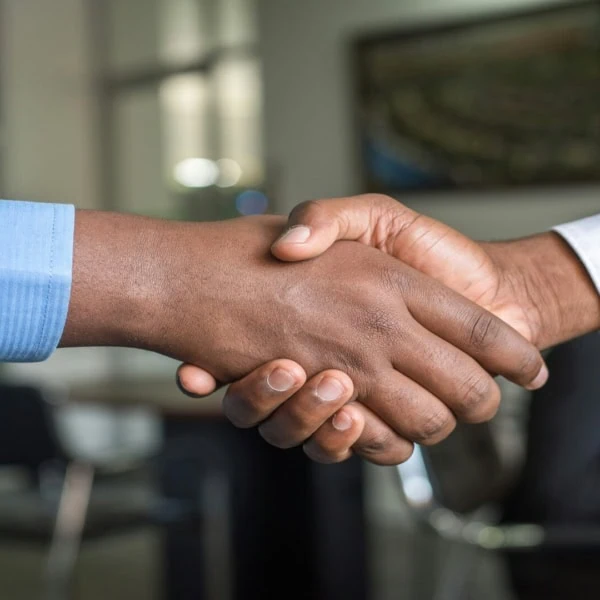 Poignée de main professionnelle au bureau, accord commercial et confiance entre collaborateurs.