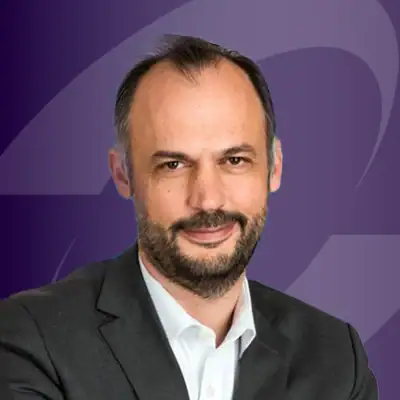 Portrait professionnel de Marc-Henri Desportes, homme en costume, photo corporate sobre.
