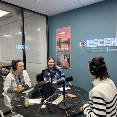 Trois personnes en studio podcast avec microphones, ordinateurs et logo ESCEN.