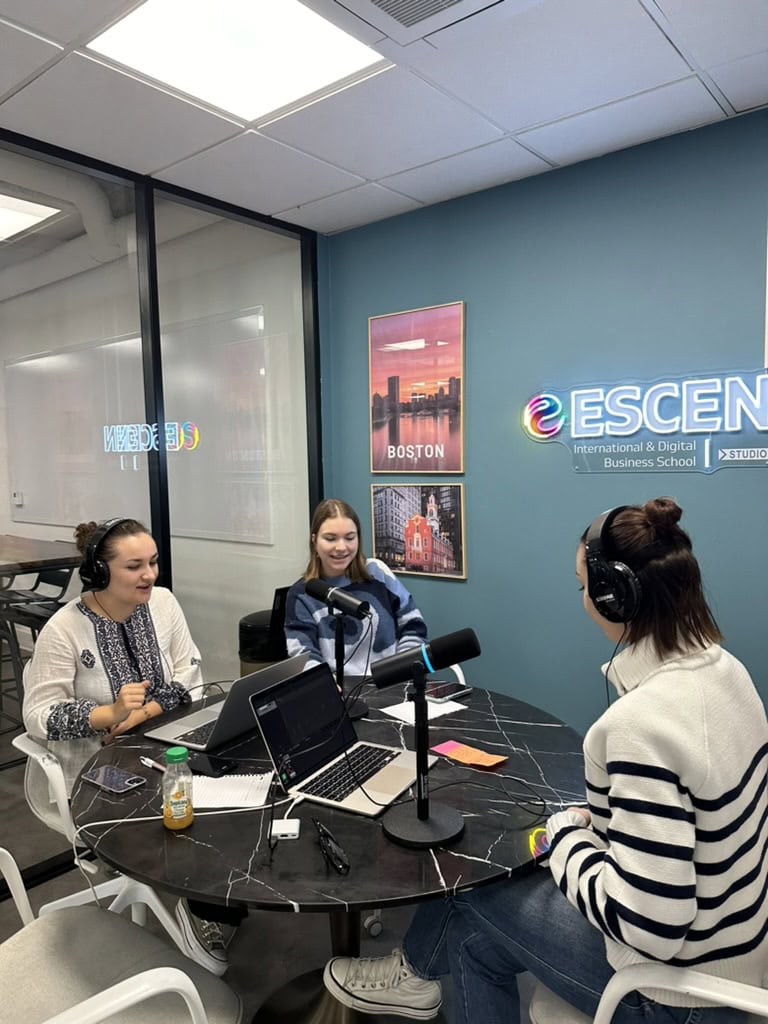 Trois personnes en studio podcast avec microphones, ordinateurs et logo ESCEN.