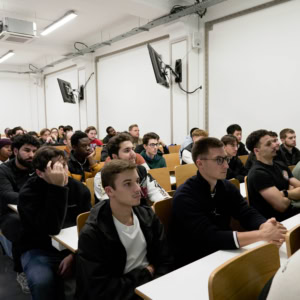 Salle de cours universitaire pleine détudiants attentifs en amphithéâtre.