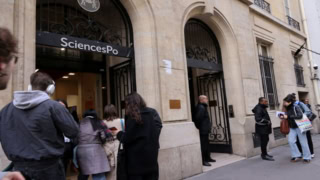 Sciences Po Paris, entrée rue Saint‑Guillaume avec étudiants et sécurité lors des examens.