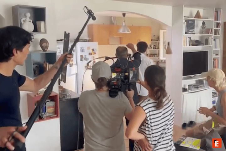 Tournage en appartement : équipe caméra et perche micro dans cuisine compacte.
