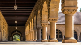 Colonnade en pierre, arcades et colonnes, perspective profonde, lumière solaire et ombres.