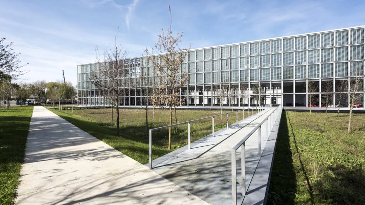 Bâtiment de recherche Paris‑Saclay, ENSAE‑Polytechnique, façade métallique et vitrée.