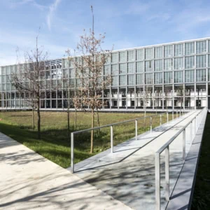 Bâtiment de recherche Paris‑Saclay, ENSAE‑Polytechnique, façade métallique et vitrée.