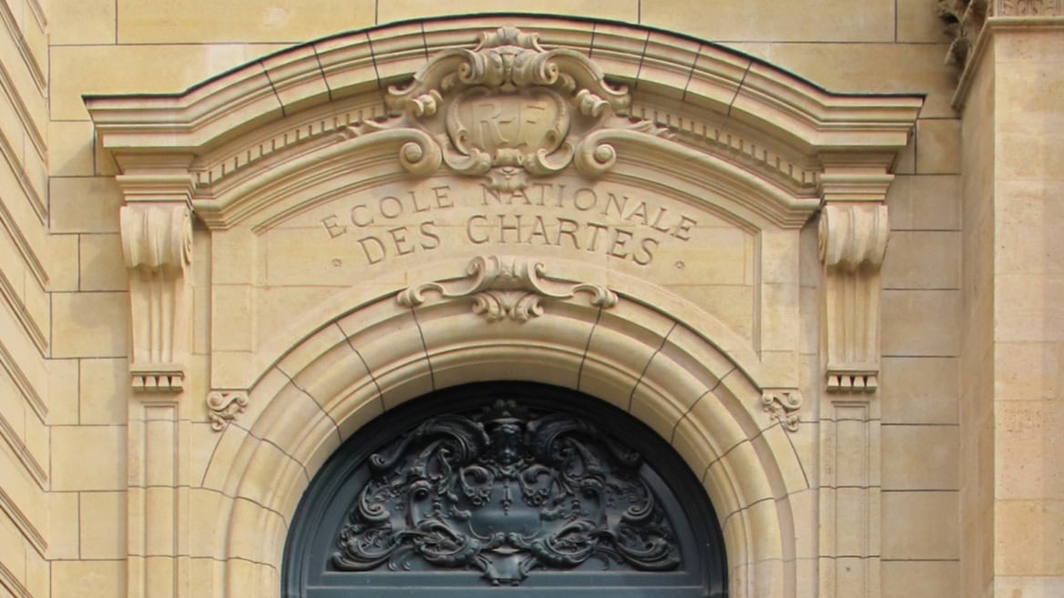 Entrée en pierre de lÉcole Nationale des Chartes avec portail en fer forgé.