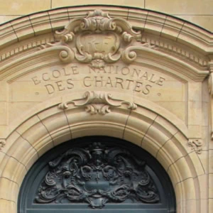 Entrée en pierre de lÉcole Nationale des Chartes avec portail en fer forgé.