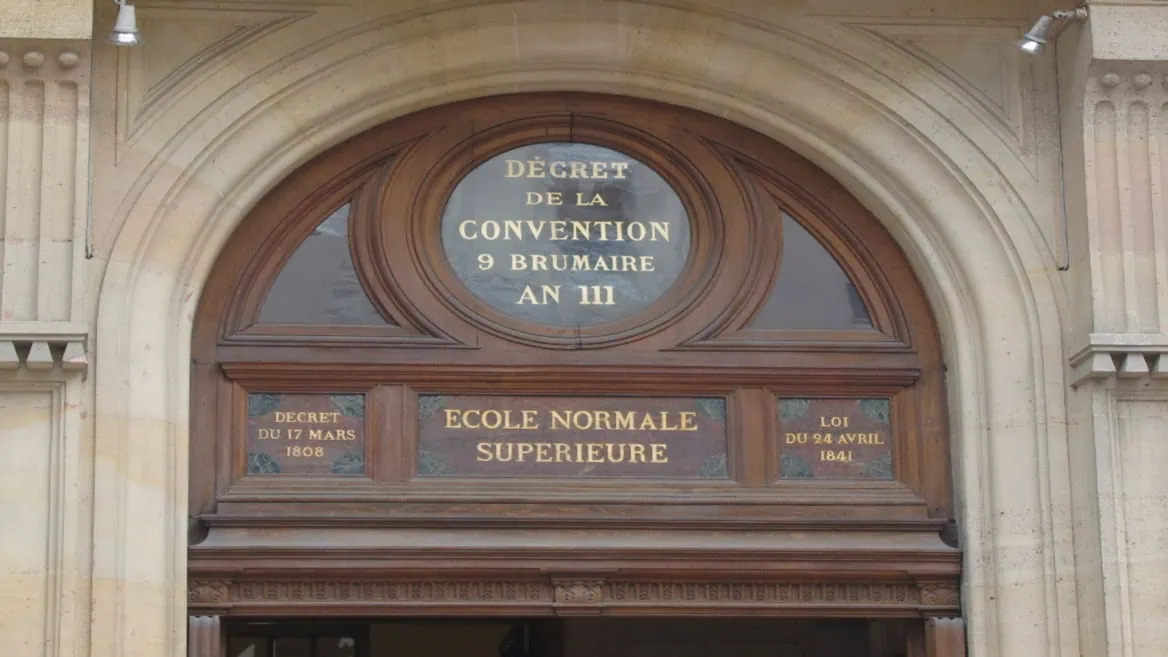 Entrée de lÉcole Normale Supérieure Paris, façade classique, porte ornée, inscriptions dorées.