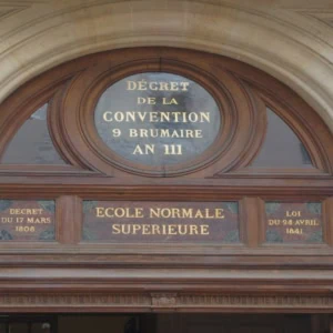 Entrée de lÉcole Normale Supérieure Paris, façade classique, porte ornée, inscriptions dorées.