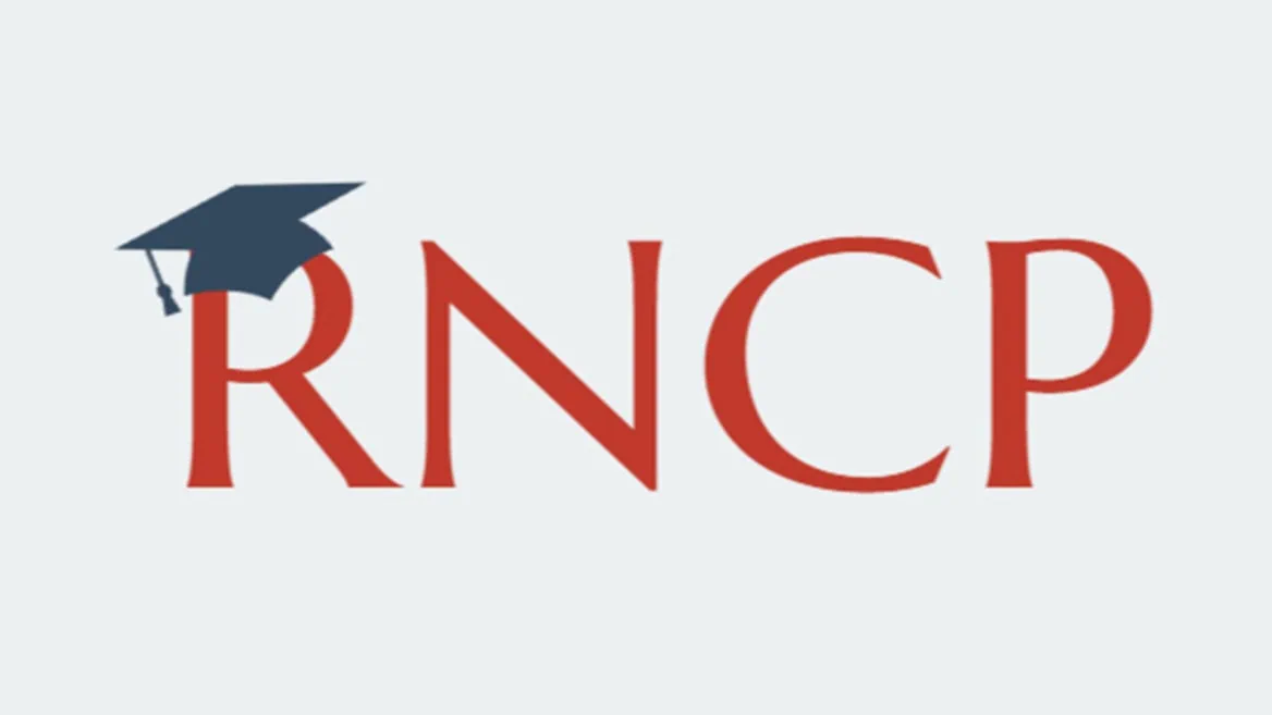 Logo RNCP rouge avec mortier bleu, symbole de certification et diplôme.