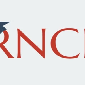 Logo RNCP rouge avec mortier bleu, symbole de certification et diplôme.