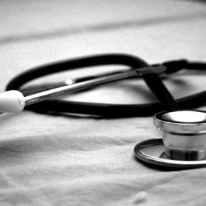 Stéthoscope gros plan noir et blanc, instrument médical pour diagnostic.