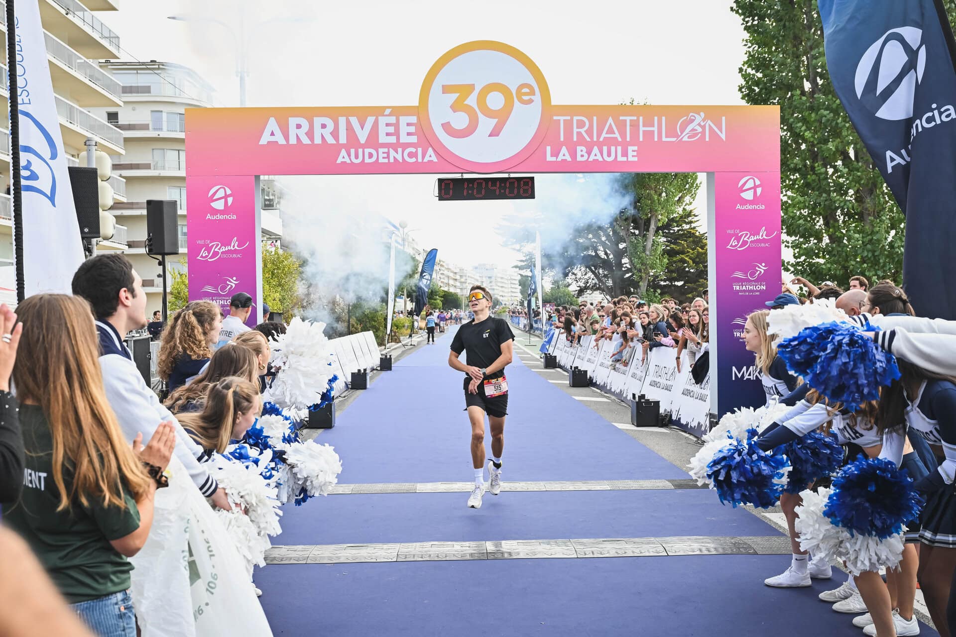 Triathlon La Baule : arrivée dun coureur sur le tapis avec chrono et foule.