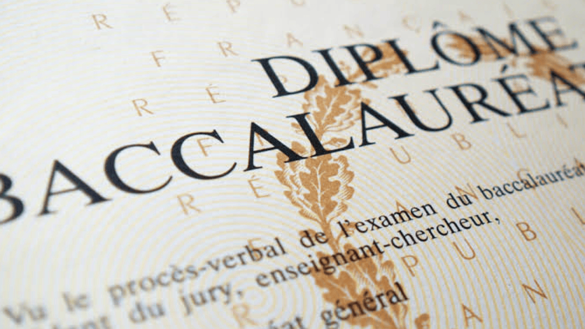 Diplôme du baccalauréat français sur papier sécurisé avec typographie classique et ornementation.