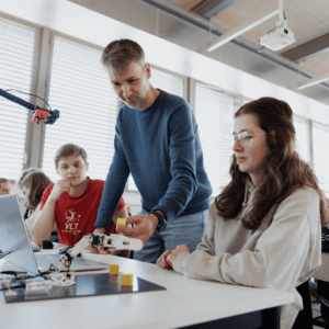 Makerspace éducatif en classe: robotique, mentor, étudiants, robots, prototypes, électronique.