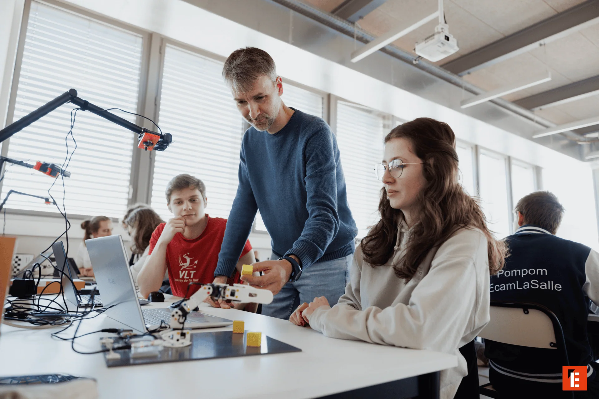 Makerspace éducatif en classe: robotique, mentor, étudiants, robots, prototypes, électronique.