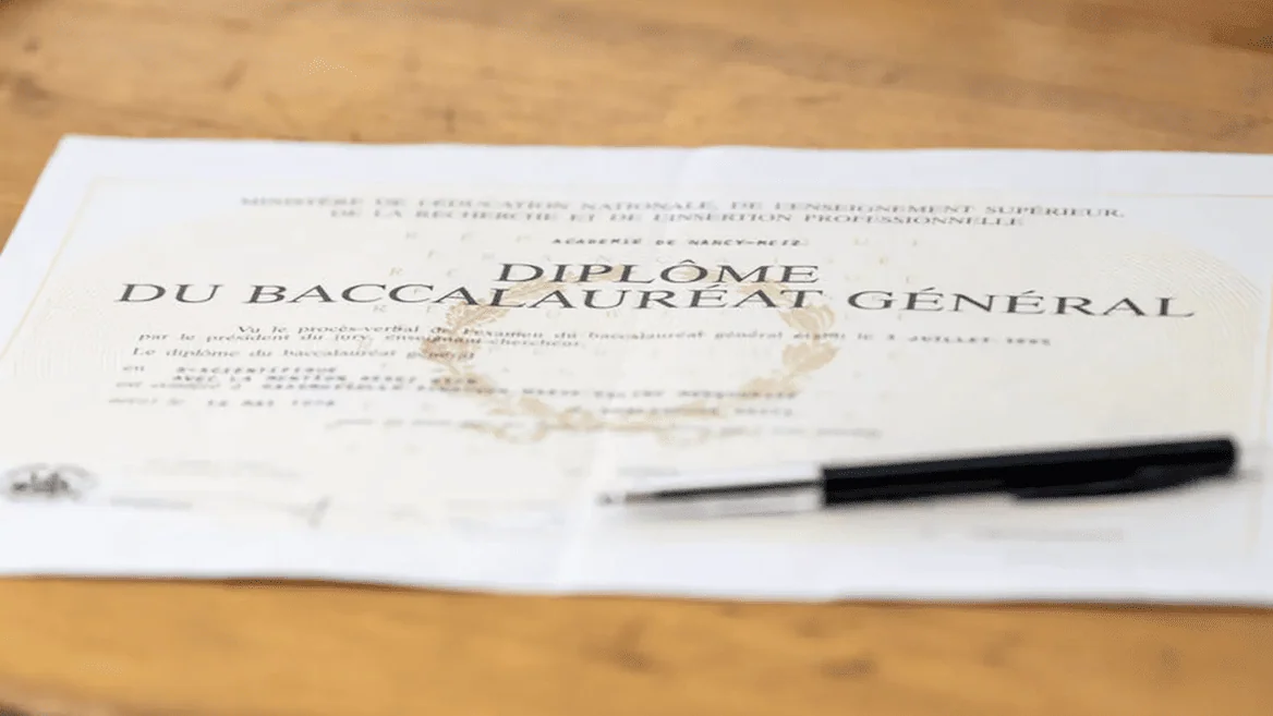 Diplôme du baccalauréat général officiel posé sur bois avec stylo, certificat académique élégant.