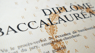 Diplôme du baccalauréat français sur papier sécurisé avec typographie classique et ornementation.