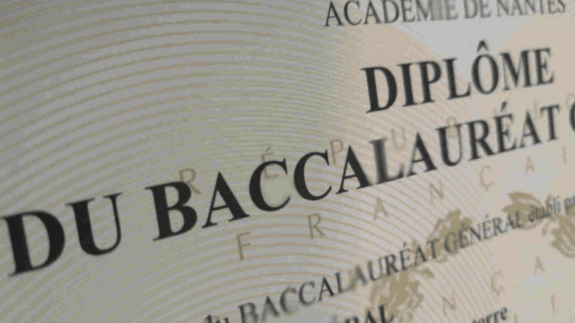 Diplôme du baccalauréat officiel français avec sceau dacadémie et fond guilloché de sécurité.