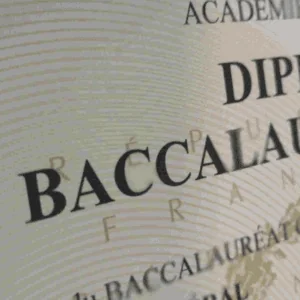 Diplôme du baccalauréat officiel français avec sceau dacadémie et fond guilloché de sécurité.